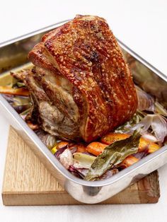 Lorraine Pascale's Really Slow Roast Pork Shoulder with Crispy, Crispy Crackling and Garlic Roast Potatoes Daging Babi Panggang, Slow Roast Pork, Slow Roasted Pork Shoulder, Pork Shoulder Recipes, Jul Mad, Daging Babi, Shoulder Roast, Pork Roast Recipes, Pork Shoulder Roast