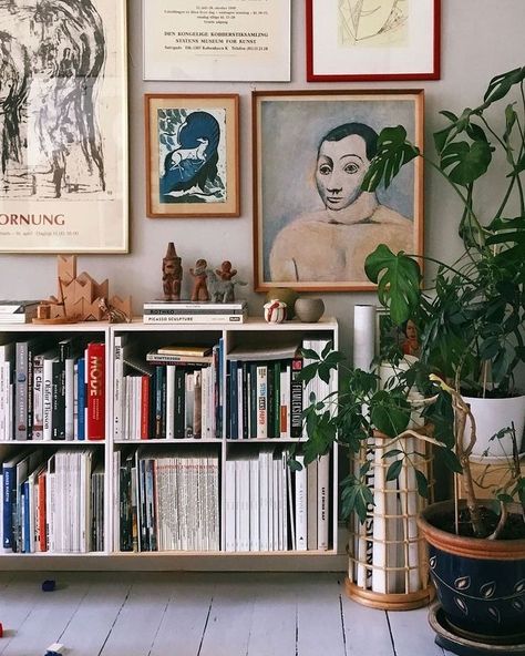 Hannah on Instagram: “Bookshelf and gallery wall inspo via @pinterest. . . . #bookshelf #bookshelfstyling #bookshelfdecor #gallerywall #gallerywalldecor…” Atelier Bingo, Low Bookshelves, Olafur Eliasson, Gallery Wall Decor, Bookshelf Decor, 인테리어 디자인, Design Interior, Cozy House, Home Living Room