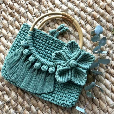 Crochet and macrame handbag, repurposed op shop handles and earrings. Youtube flower tutorial by createwithjenn Macrame Knitting, Macrame Cords, Crochet Macrame, Macrame Purse, Bag Pattern Free, Crochet Handbags Patterns, Handbag Pattern, Crochet Purse Patterns, Crochet Bags Purses