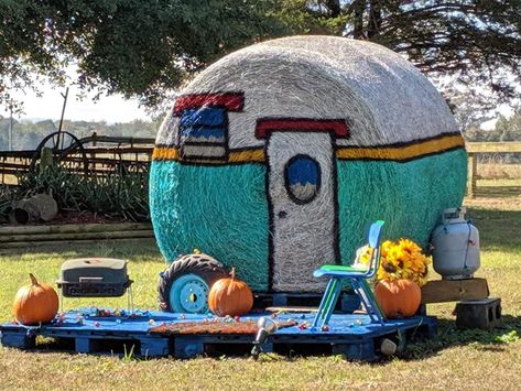 Round Bail Decoration, Round Bale Decorating Ideas, Hay Bale Art Ideas, Painted Hay Bale Ideas, Hay Bale Fall, Hay Bale Decor, Painted Hay Bales, Hay Bale Decorations, Hay Bale Ideas