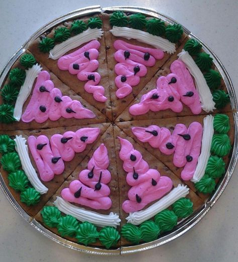 Watermelon cookie cake Vics Vapor, Cake Matcha, Watermelon Cookies, Beachbody Workout, Cookie Cake Decorations, Cookie Cake Designs, Watermelon Birthday Parties, Cookie Cake Birthday, Vapor Rub