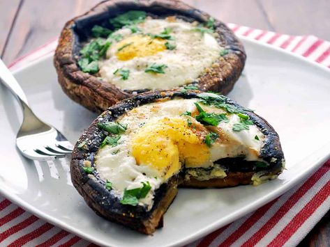 Breakfast Mushrooms - Healthy Recipes Blog Portobello Recipes, Eggs Poached, Mushroom Breakfast, Portobello Mushroom Recipes, Meatless Dinner, Cooking With Olive Oil, Healthy Food Blogs, Weekend Breakfast, Portobello Mushroom