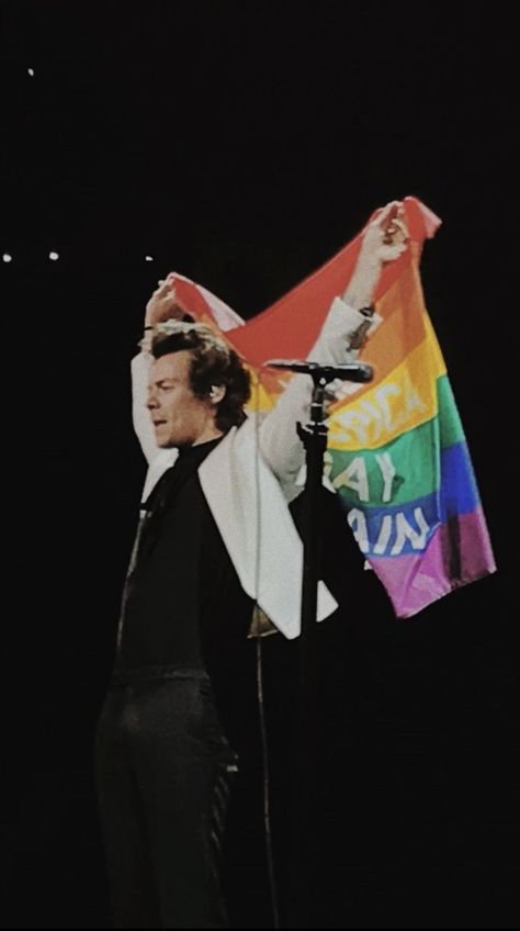 Person Holding Pride Flag, Holding Flag Reference, Person Holding Flag, Flag Reference, Harry Styles Live On Tour, Harry Styles Live, Harry Styles Cute, King Fashion, Harry Styles Pictures