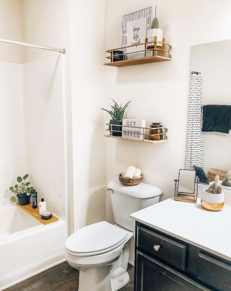 College Girl Apartment Decor, College Girl Apartment, Shower Storage Solutions, Apartment Decor Aesthetic, Small Bathroom Design Ideas, Apartment Decor Ideas, Girl Apartment Decor, Girl Apartment, Girly Apartments