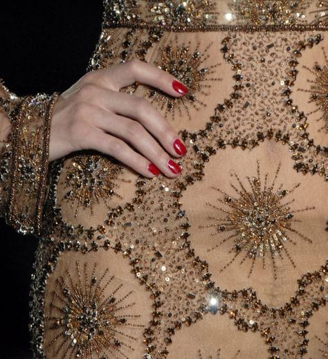 Valentino Detail Couture, Valentino Haute Couture, Tambour Embroidery, Couture Embroidery, Couture Details, Victoria Secrets, Beaded Dress, Couture Dresses, Fashion Details