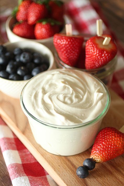 Clean Eating No Bake Cheesecake Dip! The perfect side, appetizer, or snack for any summer bash! No Bake Cheesecake Dip, Cheesecake Fruit Dip, Cheesecake Fruit, Biscuits Graham, Summer Bash, Cheesecake Dip, Thm Desserts, Sweet Dips, Ww Desserts