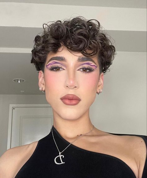 Daus Mendoza, Femboy Outfits Ideas Male, Androgynous Boy, Face Beat, Beat Face, Mendoza, Eyeshadow Looks, Makeup Art, Kendall Jenner