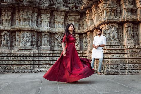 Pre Wedding Shoot In Temple, Pre Wedding Temple Shoot, Temple Pre Wedding Shoot, Hampi Photoshoot, Traditional Prewedding Shoot, Temple Couple, Temple Poses, Temple Shoot, Pre Wedding Photoshoot Beach