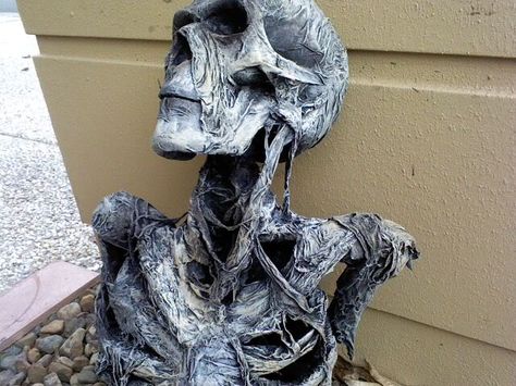 Static: First Pumpkinrot-style groundbreaker. Halloween Train, Halloween Outdoor Decoration, Scary Halloween Decorations Outdoor, Halloween Props Diy, Creepy Halloween Decorations, Halloween Rocks, Nightmare Before Christmas Halloween, Arte Robot, Scary Halloween Decorations