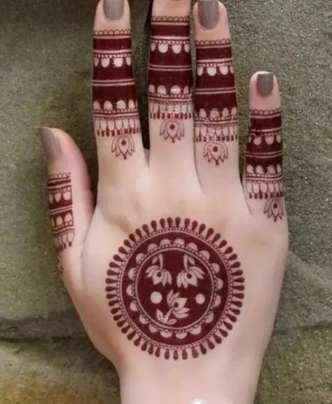 Heena Design For Foot Simple, Simple Mehendi Designs Palms Easy Arabic, Simple Modern Mehndi Designs, Asthetic Mehendi Design Easy, Tikki Mehndi, Simple Mehendi Designs, Mehndi Designs Bridal Hands, Mehndi Design Pictures, Very Simple Mehndi Designs