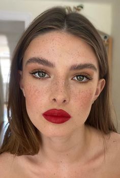 70s Makeup Look, Red Lipstick Makeup Looks, Gorgeous Bridal Makeup, Ideas Maquillaje, Red Lips Makeup Look, 70s Makeup, Red Lipstick Makeup, Almond Eyes, Red Lip Makeup