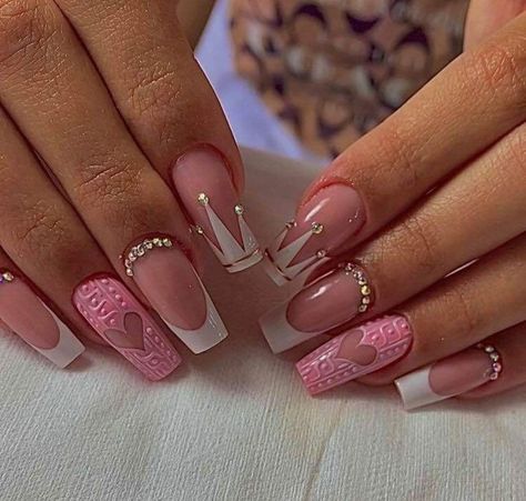 Crown Nails Design, Crown Nail Designs, Almond Summer Nails 2023, Summer Nails Designs 2023, Nails Colors Spring, Crown Nail Art, Almond Summer Nails, 2023 Spring Nails, Crown Nails