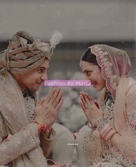 Kiara Advani and Sidarth Malhotra Wedding Dress Designs Sid Kiara Wedding, Siddharth Malhotra And Kiara Advani, Kiara Advani Lehenga, Sid Kiara, Kiara Wedding, Aesthetic Bollywood, Vintage Edits, Wedding Dresses 2023, Bride Groom Photoshoot