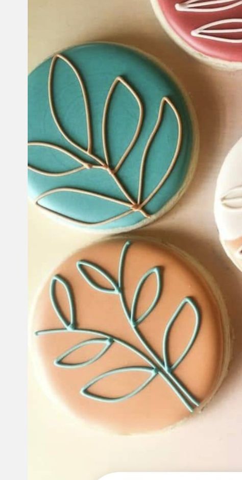 Royal Icing Easy Designs, Cute Circle Cookie Decorating Ideas, Easy Flower Cookies Royal Icing, Work Cookies Decorated, Simple Fall Royal Icing Cookies, Round Cookies Decorated Royal Icing, Circle Fall Cookies Decorated, Simple Fall Decorated Cookies, Circle Fall Cookies