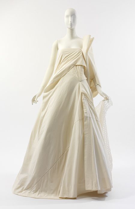 Yohji Yamamoto (Japanese, born 1943). Wedding dress, spring/summer 2000. The Metropolitan Museum of Art, New York. Gift of Minori Shironishi, 2003 (2003.573.8a,b) Yoji Yamamoto, Fashion Museum, Japanese Dress, Wedding Gowns Vintage, Vintage Bride, Spring Summer Dress, Yohji Yamamoto, Yokohama, Mode Vintage