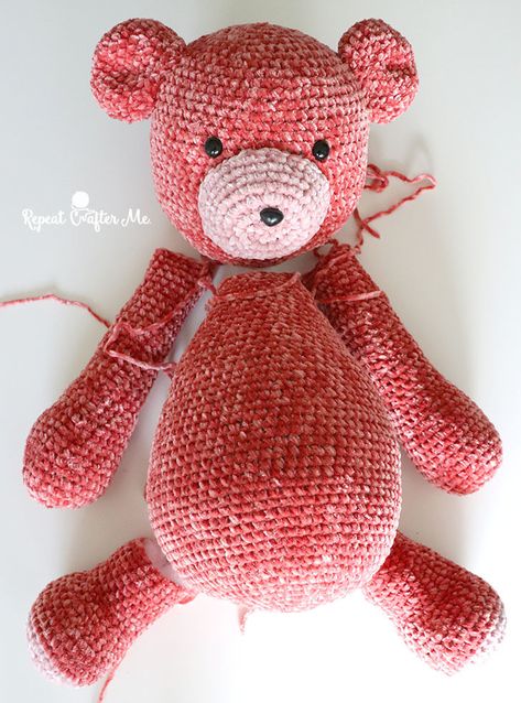 Big Bernat Velvet Crochet Bear - Repeat Crafter Me Crochet Beanie Free Pattern, Valentine Crochet, Bernat Velvet, Velvet Crochet, Crochet Animal Hats, Crochet Baby Jacket, Bear Patterns Free, Repeat Crafter Me, Plush Crochet