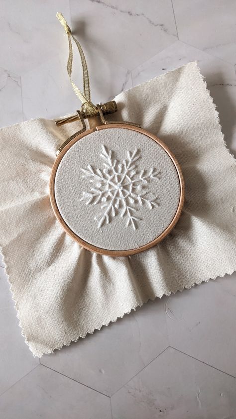 Broderie simple pour les débutants, broderie moderne, motif de broderie à la main Homemade Christmas, Hand Embroidery, Couture, Embroidery, Christmas, On Instagram, Instagram