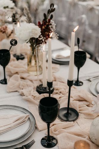 A beautiful wedding in a transparent tent. Delicate cream and blush tones, are complemented by black accents. Moody Beach Glam is an inspiration for all couples who want a luxurious, extravagant tent or outdoor wedding. #zelthochzeit #tentwedding #bridetobe #weddingconcept #hochzeitsinspiration #weddingtent #outdoorwedding #weddingbar #flowerinspiration #blackweddingdetails #weddinglounge #brautpaar #modernbride #luxurywedding #madewithlovebridal #summerwedding #flowercloud #beachwedding Beach Glam Wedding, Transparent Tent, Neutral Wedding Decor, Moody Beach, Black Centerpieces, Beach Glam, Black Wedding Decorations, Monochrome Weddings, Tan Wedding