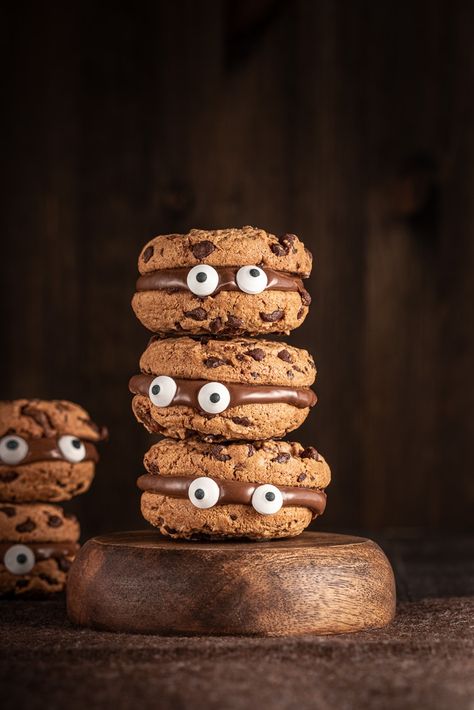 Halloween Spooky Chocolate Chip Nutella Cookies - Photo by © Reka Csulak Three Pod Studio Halloween Cakes And Cookies, Halloween Food Cookies, Halloween Sandwich Cookies, Pretty Halloween Cakes, Halloween Dumplings, Halloween Bakery Ideas, Halloween Food Photography, Halloween Pastries, Halloween Chocolate Treats