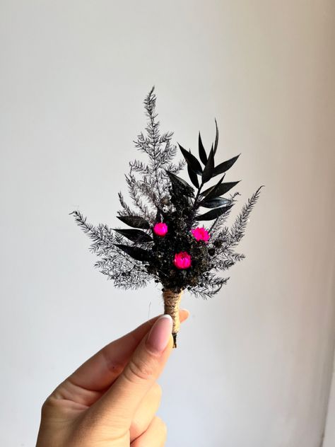 Incredibly delicate boutonniere made of dry flowers with a little touch of pink.Ideal decoration for a gothic wedding🖤 Delicate Boutonniere, Boho Boutonniere, Black Gothic Wedding, Groom Buttonholes, Fuchsia Wedding, Mini Bouquet, Wedding Boutonniere, Dry Flowers, Boutonniere Wedding