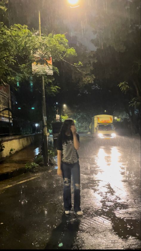 Fake Rain Photoshoot, Night Rain Photoshoot, Pictures In Rain Photo Ideas, Pictures In Rain, Girl In Rain Aesthetic, Rain Photoshoot Aesthetic, Rain Girl Aesthetic, Rain Vibes Aesthetic, Rain Photo Ideas