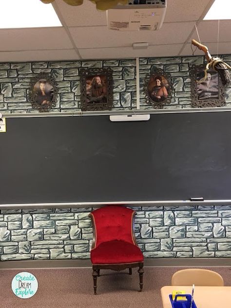 Amazing Harry Potter Classroom - Create Dream Explore Harry Potter Classroom Decorations, Harry Potter Classroom Theme, Magical Classroom, Harry Potter Classes, Harry Potter Bag, Classe Harry Potter, Harry Potter Christmas Decorations, Harry Potter Classroom, Theme Harry Potter