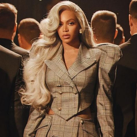 | If something's wrong blame it on me 🎶 . . . . . . #bey #suit #clean #hair #bey #beyonceknowles #beyhive #beychella #beyoncé #carter… | Instagram Beyonce In Braids, My Power Beyonce, Beyoncé Blonde, Beyonce Obsessed, Beyonce Natural, Beyonce Blonde Hair, Beyoncé Hair, Beyonce Style Outfits, Beyonce Hairstyles