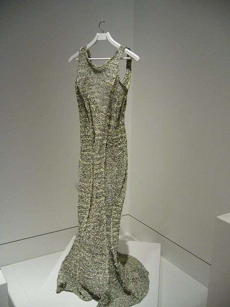 Money Dress by Dave Cole. Made of 1,000 unused single dollar bills, which Cole cut into raw materials, this 66" x 30" x 14" dress was displayed in the 2007 Radical Lace & Subversive Knitting exhibit at New York City’s Museum of Arts and Design, which was devoted to “using fiber in unexpected and unorthodox ways.” Paper Garments, Dresses Made From Recycled Materials, Artist Identity, Creative Dresses, Beautiful Sculptures, Vera Wang Gowns, Money Dress, Paper Dresses, Knitting Clothes