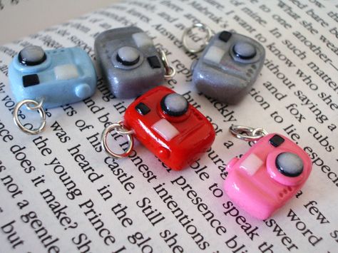 Camera Keychain, Clay Keychain, Handmade Paper Crafts, Farewell Gifts, Cute Clay, Fimo Clay, My Desk, Diy Creative Crafts, Porcelain Clay