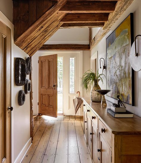 A 1785 colonial home in Connecticut Home Decor Entryway, Colonial Home, Colonial Style Homes, Entryway Ideas, Decor Entryway, Wooden Ceilings, Luxe Interiors, Entry Hall, Grand Entrance