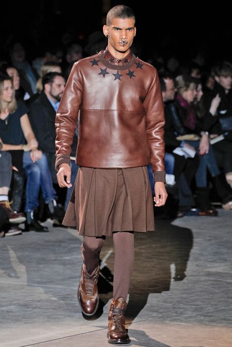 givenchy jupe homme kaki Givenchy Menswear, Style Androgyne, Braided T Shirts, Guys In Skirts, Ricardo Tisci, Men Wearing Skirts, Men In Kilts, Givenchy Man, Mens Fashion Blog