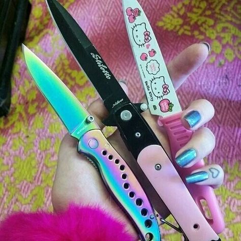 hello kitty pocket knife Knife Aesthetic, Rauch Fotografie, Pretty Knives, Types Of Knives, Yami Kawaii, Cool Knives, Creepy Cute, Grunge Aesthetic, Pastel Goth