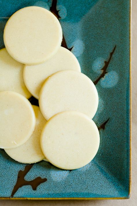 How to Make White Chocolate in Less Than 5 Minutes ~ #vegan white chocolate is so expensive, this will save me a ton! Use almond milk instead of soy for a healthier recipe. White Chocolate Recipes, Vegan White Chocolate, Vegan Candies, Dessert Aux Fruits, Chocolate Truffle, Homemade Candies, Köstliche Desserts, Vegan Treats, Healthy Delicious