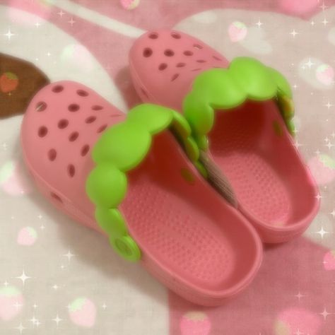 strawberry crocs Strawberry Crocs, Crocs Pink, Pink Crocs, Kawaii Harajuku, Kawaii Core, Cool Buttons, Pink Strawberry, Dress Up Dolls, Baby Alive