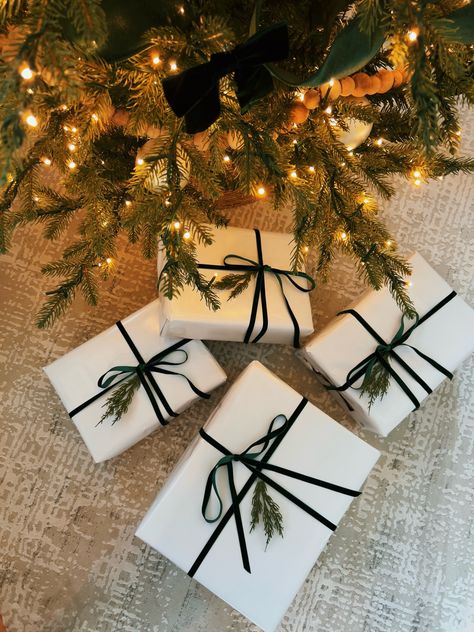 White Wrapping Paper Ideas, White Christmas Wrapping Ideas, White Wrapping Paper Christmas, Black Wrapping Paper, White Wrapping Paper, Paper Ideas, Wrapping Paper Christmas, Christmas Gift Wrapping, Christmas Wrapping