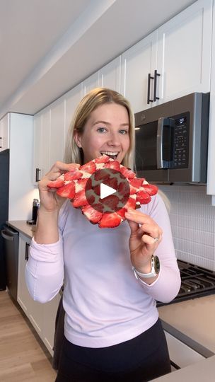 411K views · 32K reactions | STRAWBERRY BARK 🍓😋

This is such a fun treat to make for when you want something sweet but still healthy! It’s sooo easy to make and so delish! 🙌

Ingredients: 
- 8-10 strawberries 
- 1 cup plain or vanilla greek yogurt 
- 1 tbsp honey 
- 2 tbsp peanut or almond butter 
- 1/4 cup chocolate chips 
- 1 tsp coconut oil 

How to: 
- Remove the tops of the strawberries and thinly slice.
- Line a baking tray with parchment paper and arrange the strawberries in a single layer. 
- In a bowl mix together the greek yogurt, honey and peanut butter. 
- Spread the greek yogurt over the strawberries in an even layer. 
- Add the chocolate chips and coconut oil to a microwave safe dish and heat on 15 second increments until fully melted. 
- Drizzle the chocolate over the gr Flourless Desserts, Keto Candy, Diet Desserts, Vanilla Greek Yogurt, Strawberry Yogurt, Low Calorie Desserts, Fruit Dishes, Low Carb Sweets, Healthy Sweets Recipes