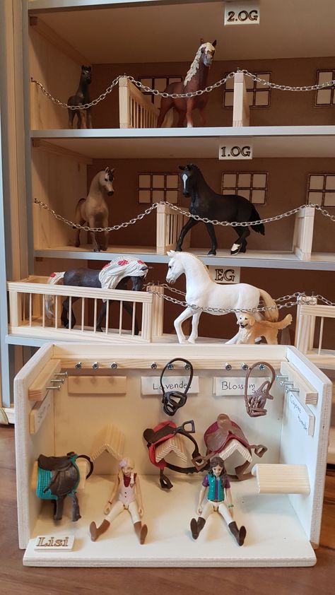 Sattelkammer als Ergänzung zum Pferdehochhaus (für Schleichpferde).   Jeder Reiter kann ich ihr seinen Sattel und auch das Zaumzeug schön sortiert, zum Namen des Pferdes, ablegen. Horse Room Ideas, Schleich Diy Ideas, Diy Horse Toys, Horse Stables Design, Schleich Horses Stable, Toy Horse Stable, Ag Doll House, Farm Toy Display, Horse Room