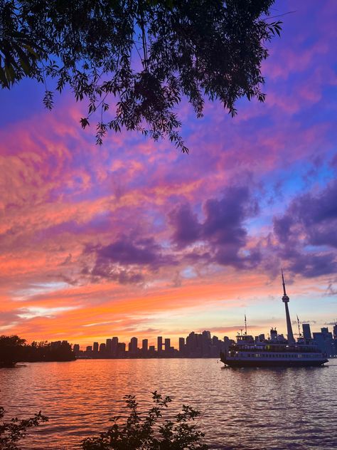 #sunset #sunsetphotography #nature #skies #sky #beach #toronto #torontolife Toronto Beach, Beach Sunset Aesthetic, Toronto Life, Sunset Aesthetic, Summer 24, City Aesthetic, Travel Bucket List, Beach Sunset, Sunset Photography