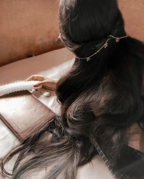 South Asian Aesthetic, Traditional Hairstyle, Hide Face, Long Silky Hair, Face Girl, Hand Pic, Girl Dpz, Vintage Photoshoot, Desi Fashion Casual