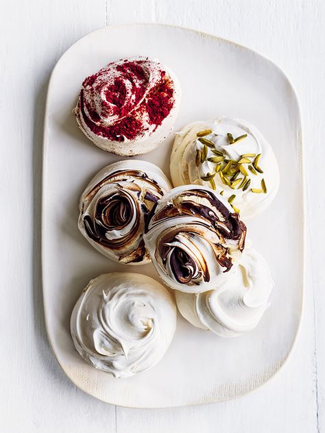 Blw Desserts, Flavored Meringues, Merange Cookies Meringue, Donna Hay Christmas, Cafe Ole, Donna Hay Recipes, Pavlova Dessert, Raspberry Meringue, Chocolate Sauce Recipes