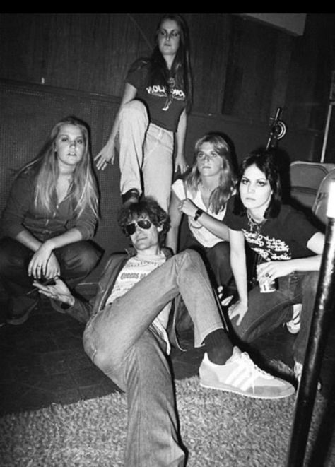 The Ruaways with Kim Fowley, pre- Jackie Fox Kim Fowley, Sandy West, 70s Rock And Roll, Cherie Currie, The Runaways, Lita Ford, Women Of Rock, 70’s Fashion, Joan Jett