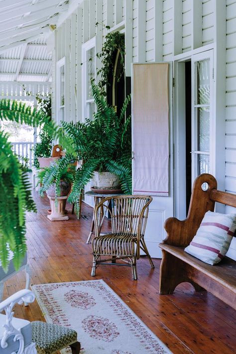 A florist's charming homestead in Emerald, Queensland, Leah Stirton's character-filled home in Emerald is a dazzling blend of theatrical panache and floral flair. Verandah Plants, Queenslander Homes Exterior, Australian Countryside, Plant Rooms, Queenslander Renovation, Deck Inspiration, Queenslander House, Hamptons Style Home, Hamptons Coastal