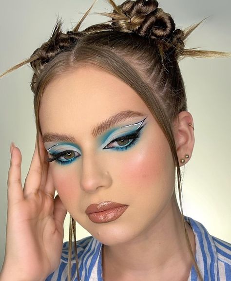 Makeup looks/ makeup ideas/eye makeup/eye shadow looks /lips/ lipsticks/ liparts/hairstyles/ earrings/ blue Hip Hop Dance Makeup Looks, Hip Hop Makeup Looks, Hiphop Makeup, Hip Hop Makeup, Makeup Space, Hip Hop Girl, Rock Hairstyles, Rave Style, Performance Makeup