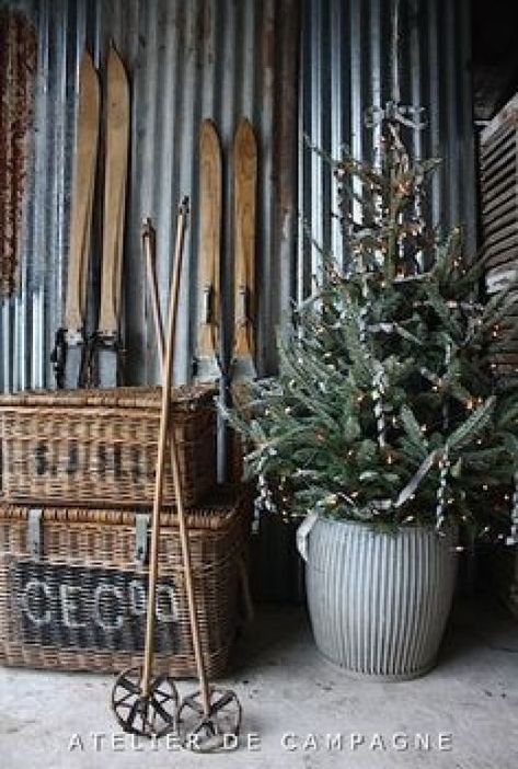 rough luxe christmas decor - Cindy Hattersley Design Ski Lodge Christmas, Ski Lodge Decor, Christmas Lodge, Decoration Vitrine, Rough Luxe, Ski Decor, Dekor Diy, Lodge Decor, Vintage Ski