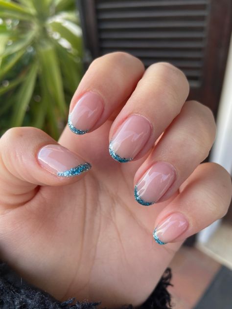 Blue French Tip Dip Powder Nails, Blue Glitter Nails French Tip, Blue Glitter Nail Tips, Sky Blue Glitter Nails, Glitter French Tips Blue, Sparkly Teal Nails, Sparkly Blue French Tip Nails, Blue Glitter French Tip Nails, Nail Inspo Aesthetic