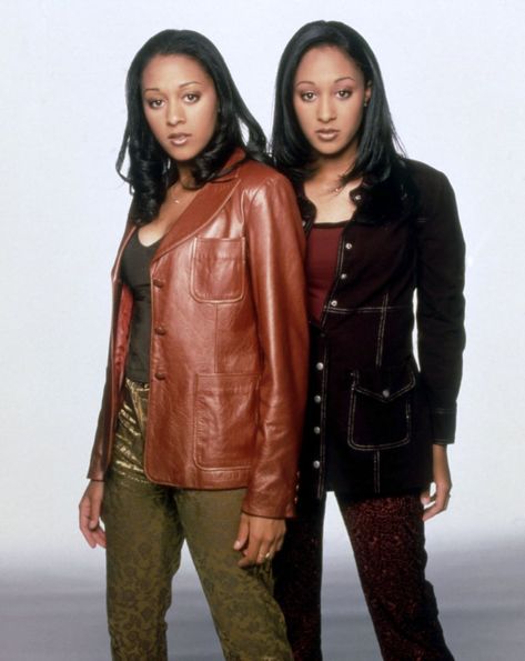 Sister Sister Outfits, Sisters Tv Show, Tia And Tamera, Tamara Mowry, Black 90s Fashion, Tia And Tamera Mowry, Tia Mowry, Tamera Mowry, 90s Inspired Outfits