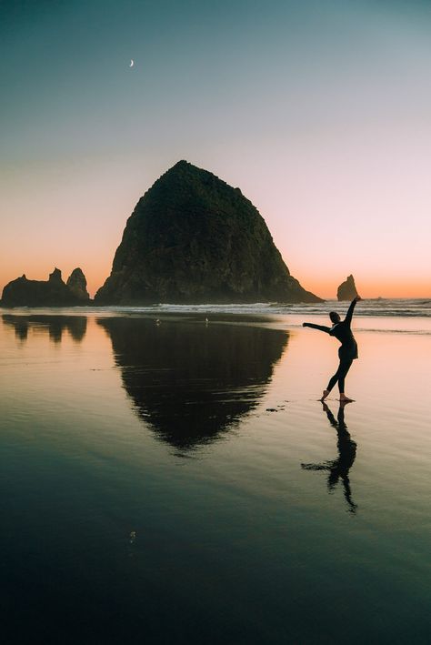 6 Surprising Bucket-List Beach Destinations in the U.S. Canon Beach Oregon, Oregon Pictures, Healthy Yoga, Canon Beach, Haystack Rock, Cute Beach Pictures, Self Love Self Care, Open University, Oxford Circus