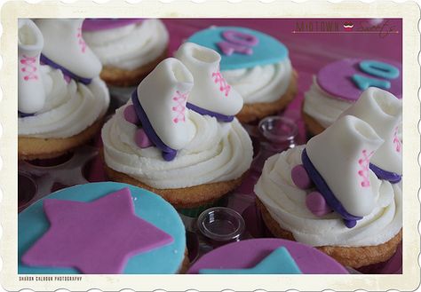 Roller Skate Cupcakes | Flickr - Photo Sharing! Roller Skate Cake, Roller Skate Birthday Party, Robot Cake, Skate Birthday Party, Fondant Roller, Roller Skate Birthday, Skate Birthday, Roller Skating Party, Skating Party