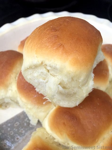 Dinner Rolls Dairy Free Dairy Free Biscuits, Quick Rolls, Dairy Free Bread, Homemade Buns, Homemade Rolls, Easy Rolls, Dairy Free Dinner, Homemade Dinner Rolls, Yeast Rolls