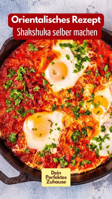 Shakshuka sieht nicht nur lecker aus, sondern schmeckt auch besonders köstlich! Das Rezept für das orientalische Gericht findest du auf Merkur.de! Shakshuka Recipe, Shakshuka Recipes, Healthy Food Inspiration, Party Snacks, Savoury Food, Workout Food, Food Inspiration, Vegan Recipes, Food And Drink